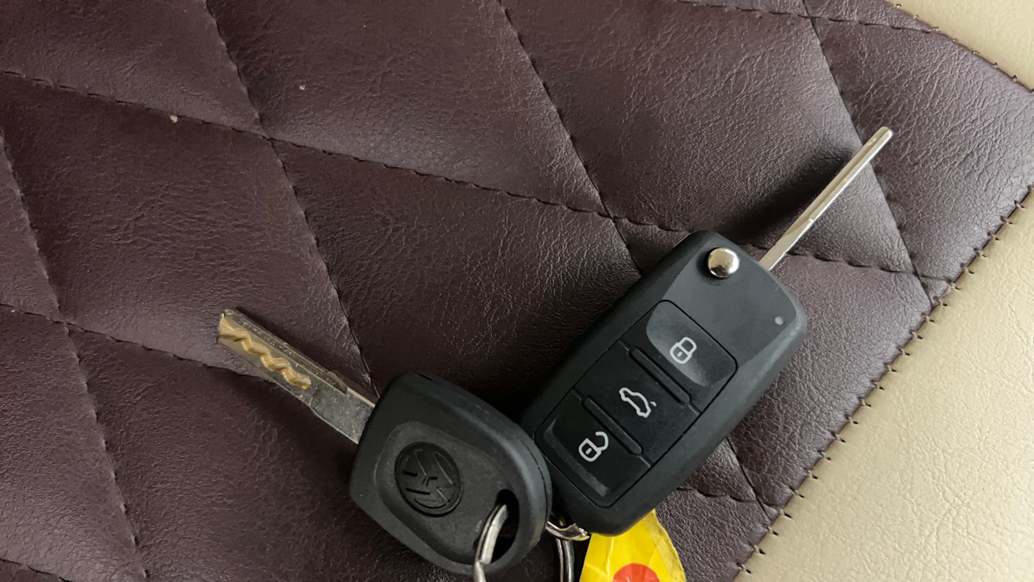 Used 2017 Volkswagen Ameo Highline Plus 1.5L AT (D)16 Alloy Diesel Automatic extra CAR KEY VIEW
