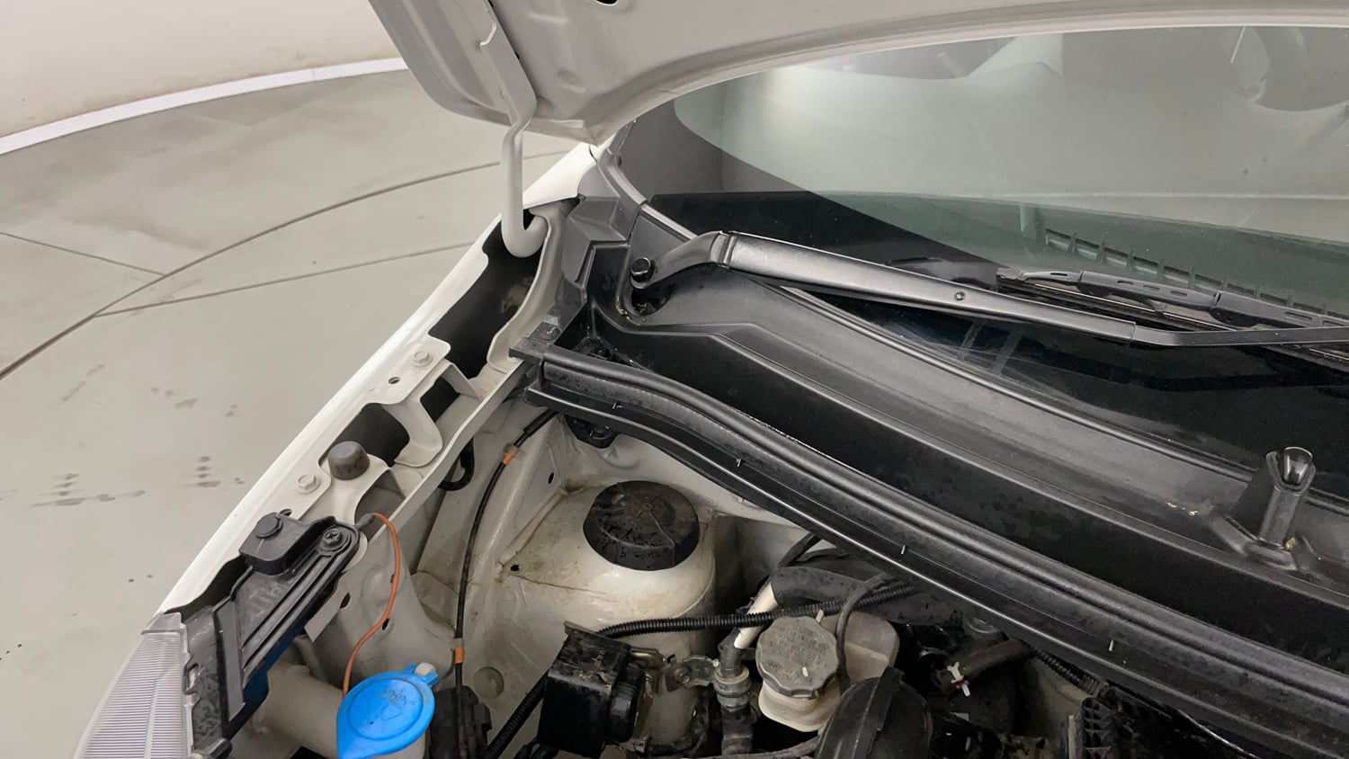 Used 2022 Maruti Suzuki Wagon R VXI 1.0 Petrol Manual engine ENGINE RIGHT SIDE HINGE & APRON VIEW