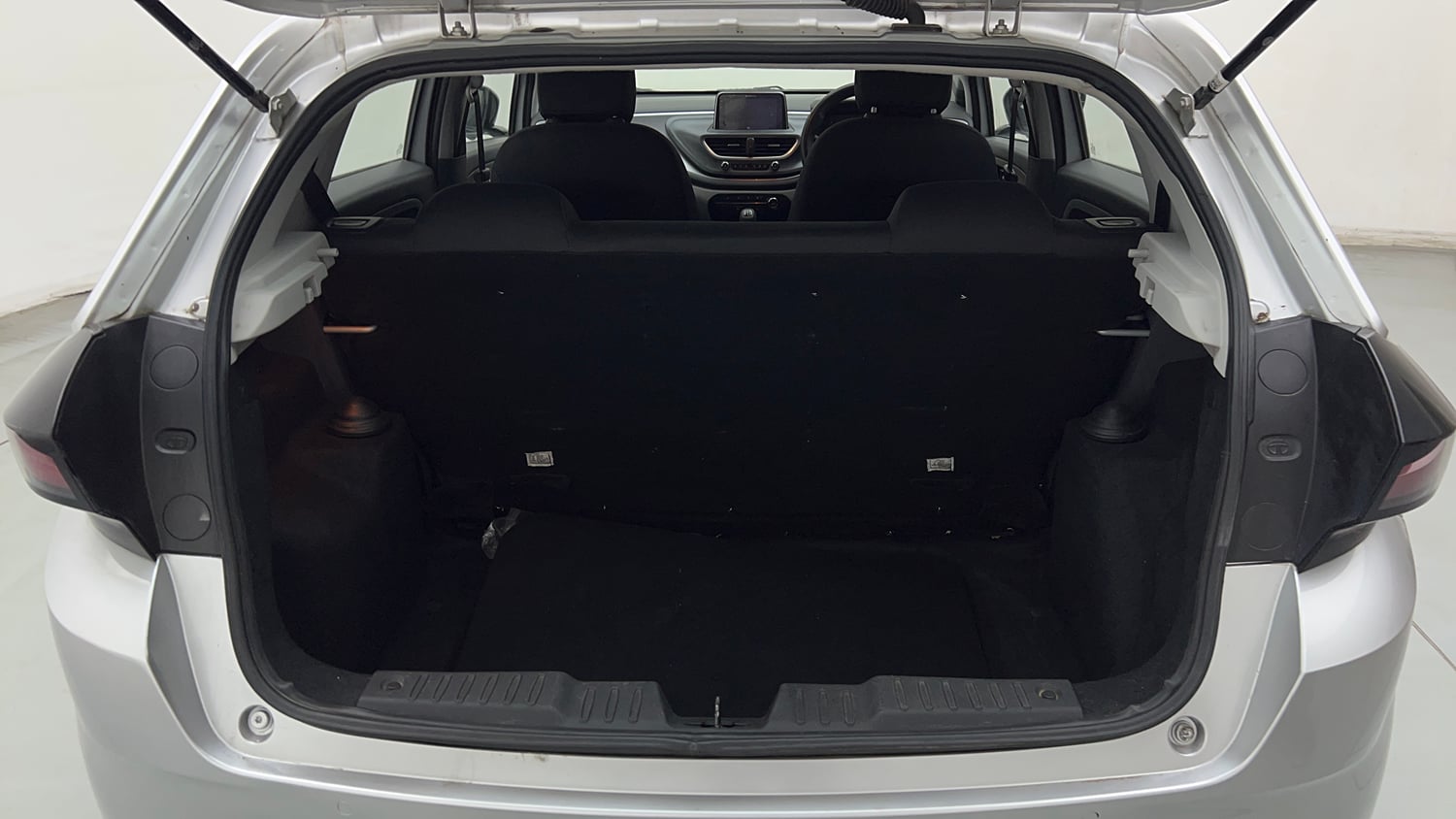 Used 2021 Tata Altroz XT Petrol Petrol Manual interior DICKY INSIDE VIEW