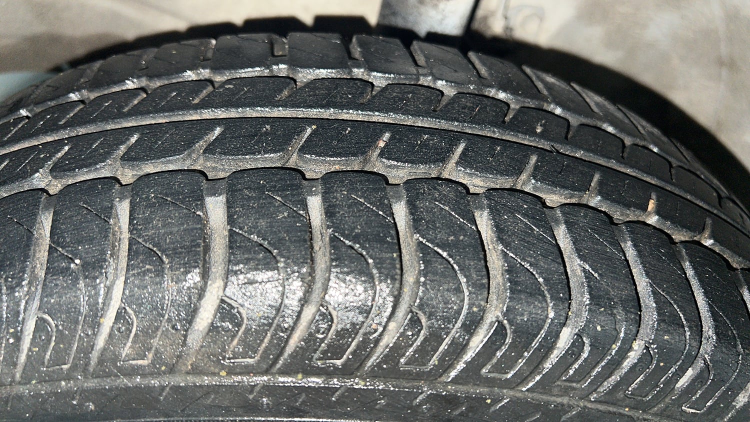 Used 2013 Maruti Suzuki Wagon R VXI Petrol Manual tyres LEFT FRONT TYRE TREAD VIEW