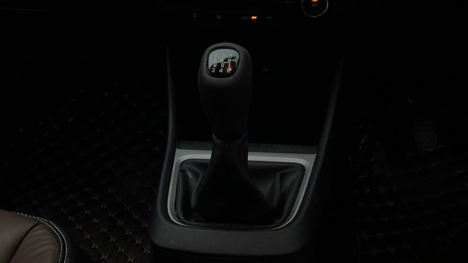 Used 2022 Tata Punch Accomplished MT Petrol Manual interior GEAR  KNOB VIEW