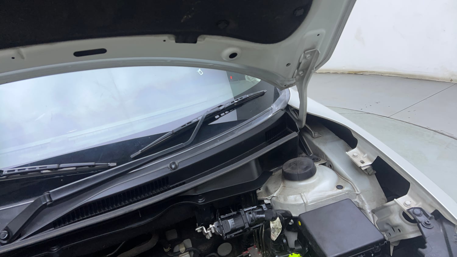 Used 2022 Maruti Suzuki Swift VXi Petrol Manual engine ENGINE LEFT SIDE HINGE & APRON VIEW