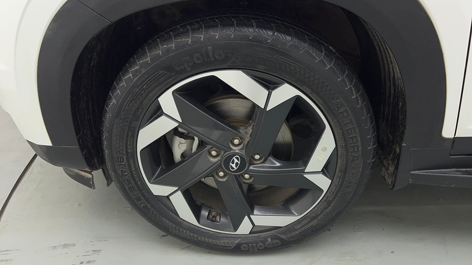 Used 2022 Hyundai Alcazar Signature (O) 6 STR 2.0 Petrol AT Petrol Automatic tyres LEFT FRONT TYRE RIM VIEW