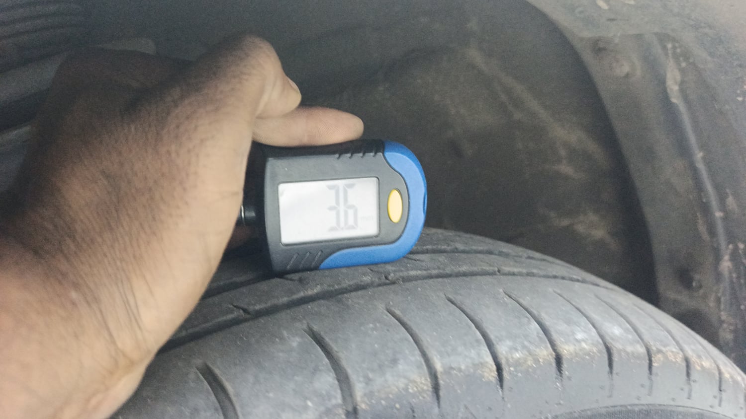 Used 2015 Maruti Suzuki Swift VDi Diesel Manual tyres LEFT FRONT TYRE TREAD VIEW