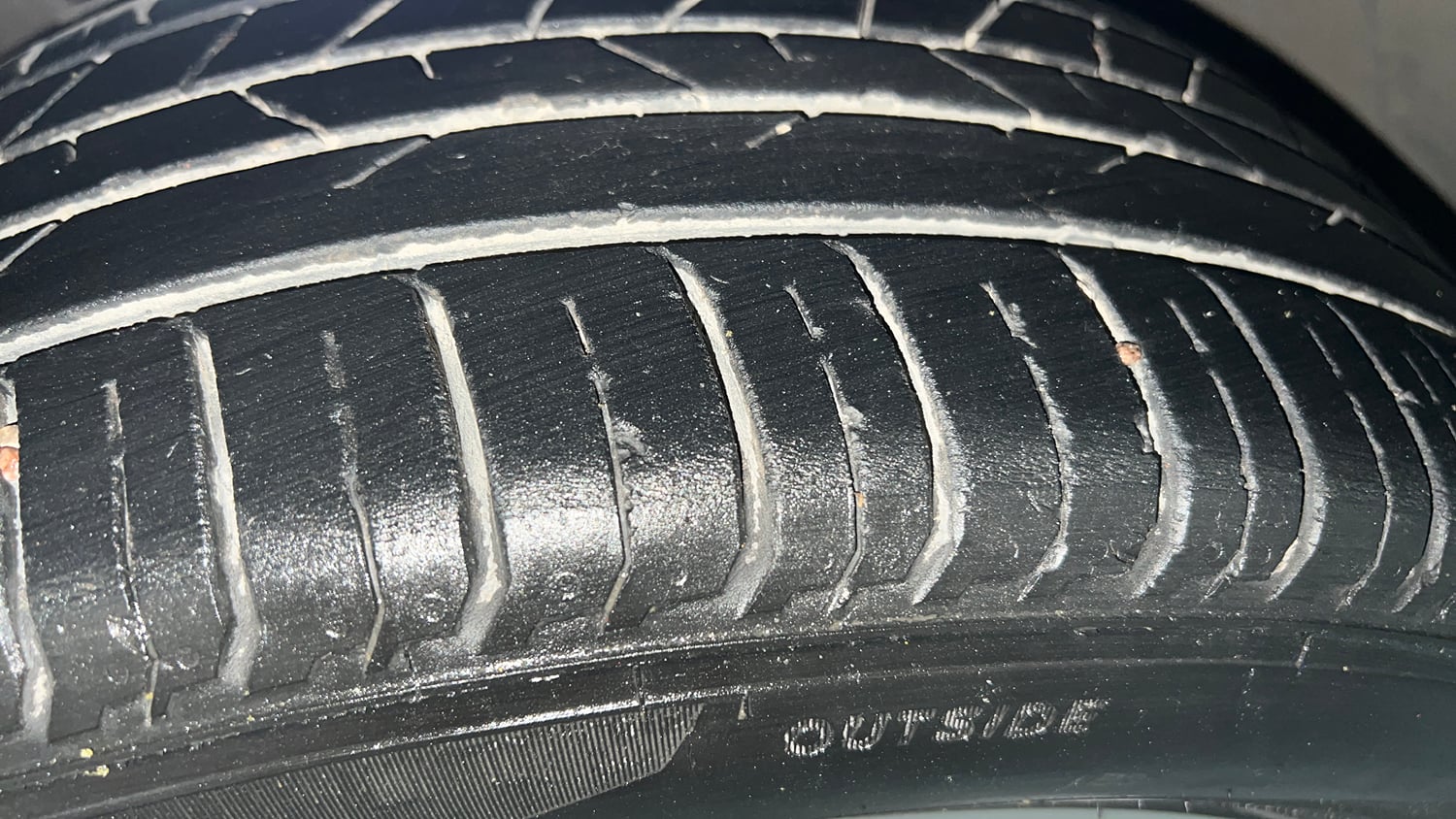 Used 2023 Hyundai i20 Asta (O) 1.2 IVT Petrol Automatic tyres RIGHT FRONT TYRE TREAD VIEW