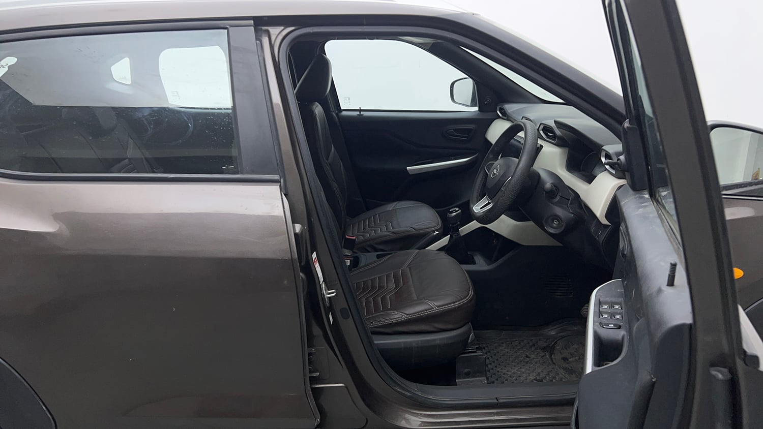 Used 2023 Nissan Magnite XE Petrol Manual interior RIGHT SIDE FRONT DOOR CABIN VIEW