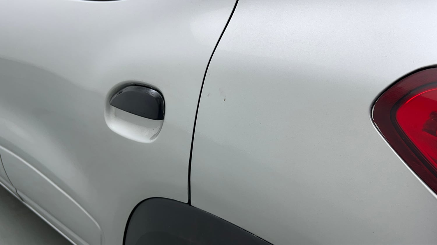 Used 2017 Renault Kwid 1.0 RXT AMT Petrol Automatic dents MINOR SCRATCH