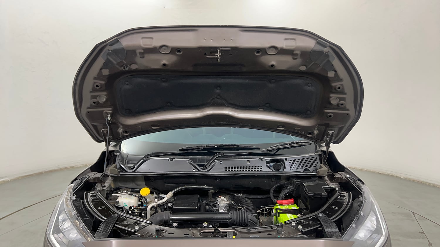 Used 2023 Nissan Magnite XE Petrol Manual engine ENGINE & BONNET OPEN FRONT VIEW