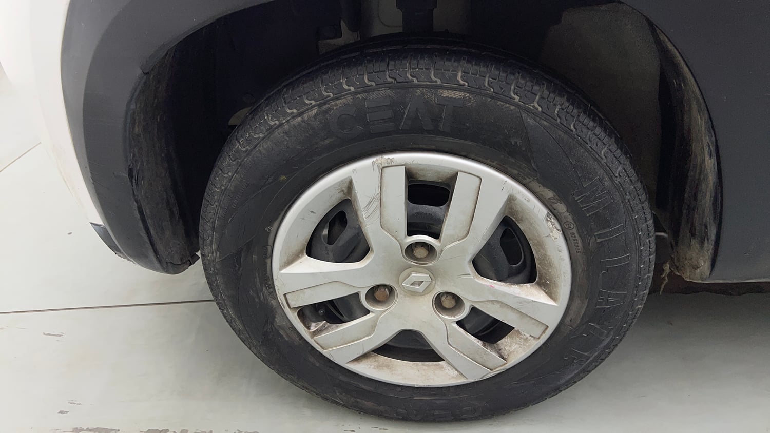Used 2020 Renault Kwid RXT Opt Petrol Manual tyres LEFT FRONT TYRE RIM VIEW
