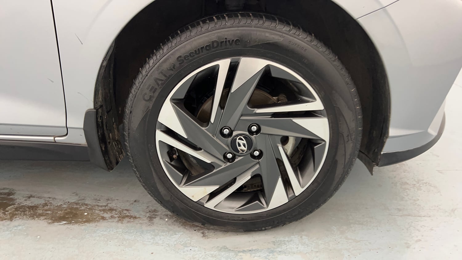 Used 2023 Hyundai i20 Asta (O) 1.2 IVT Petrol Automatic tyres RIGHT FRONT TYRE RIM VIEW