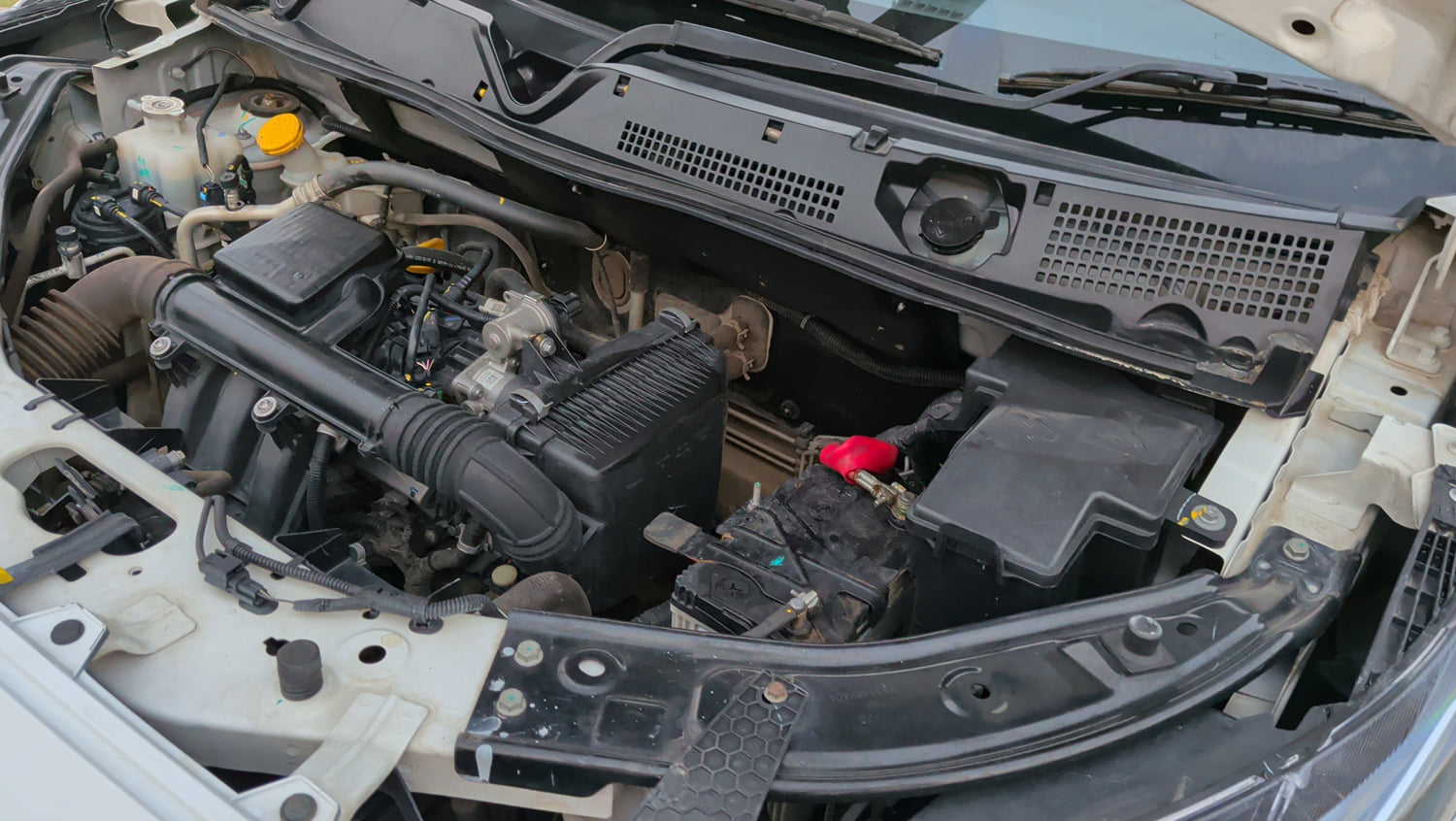 Used 2023 Nissan Magnite XL Petrol Manual engine ENGINE LEFT SIDE VIEW