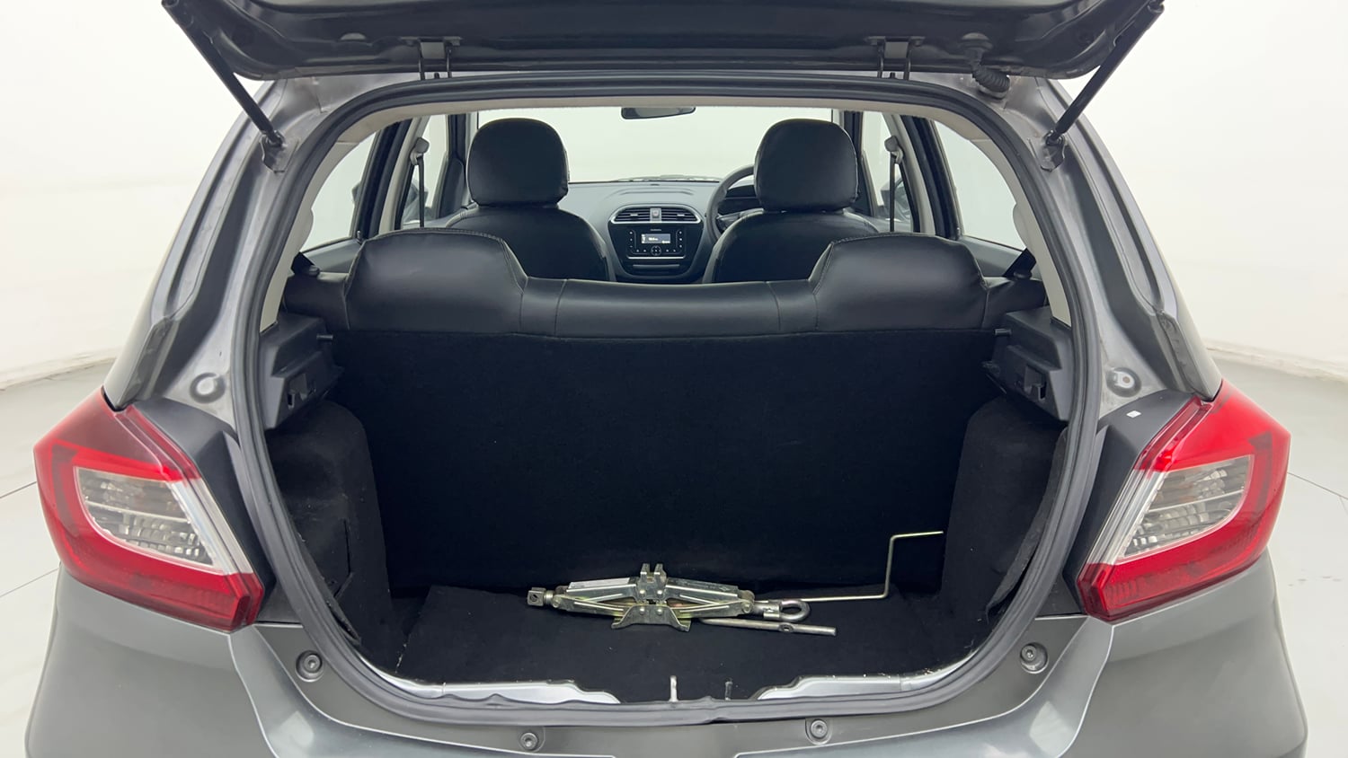 Used 2020 Tata Tiago XT Petrol Manual interior DICKY INSIDE VIEW