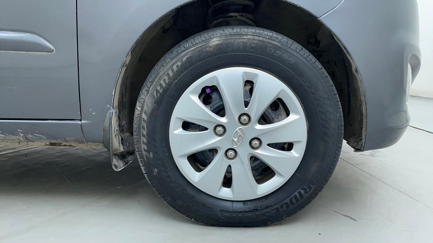 Used 2013 Hyundai i10 Sportz 1.2 AT Kappa2 Petrol Automatic tyres RIGHT FRONT TYRE RIM VIEW
