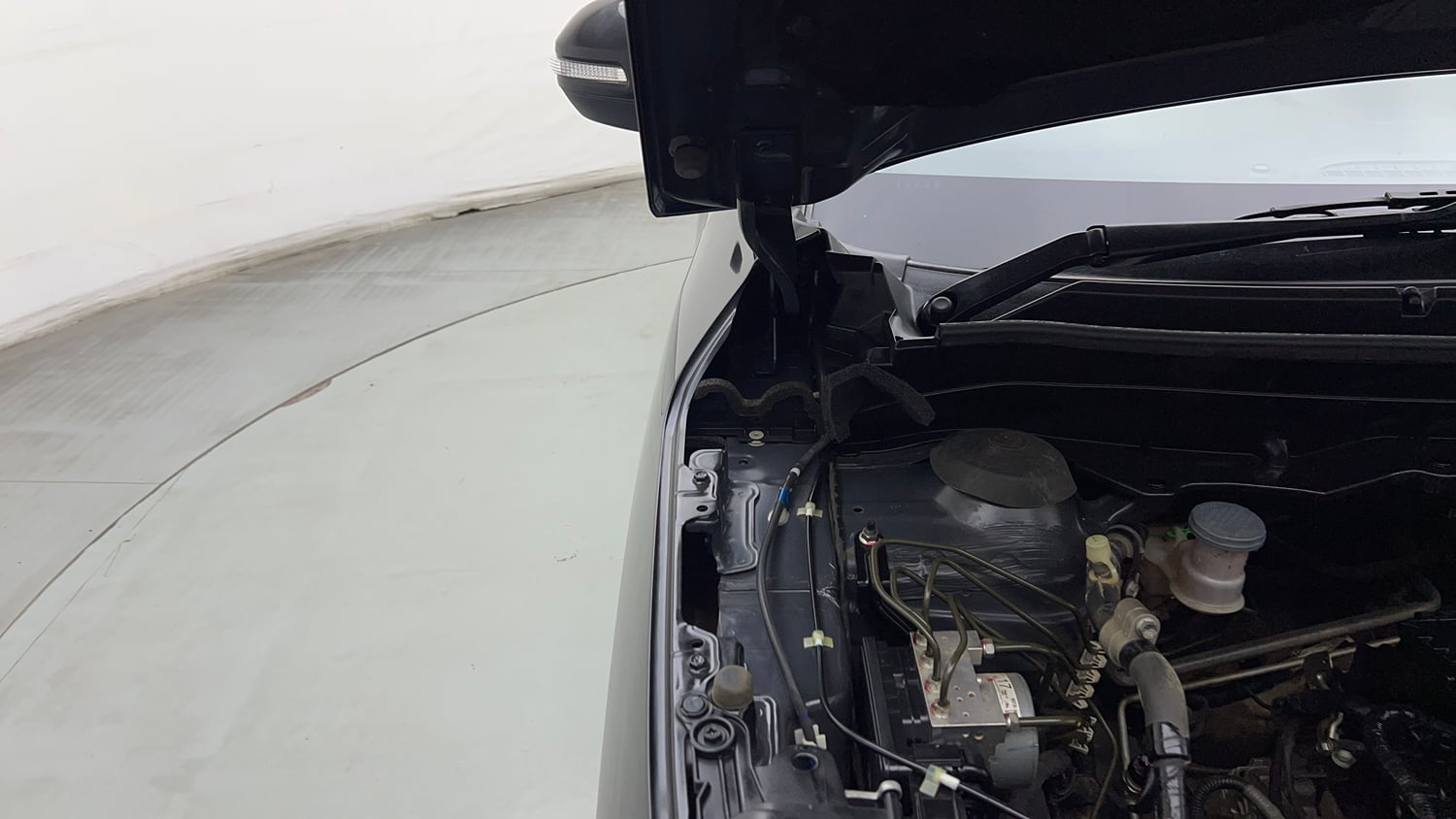 Used 2023 Maruti Suzuki Brezza ZXi AT Petrol Automatic engine ENGINE RIGHT SIDE HINGE & APRON VIEW