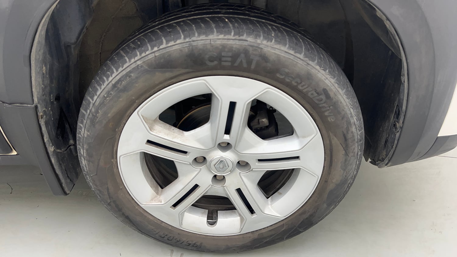 Used 2022 Renault Kiger RXT MT Petrol Manual tyres RIGHT FRONT TYRE RIM VIEW