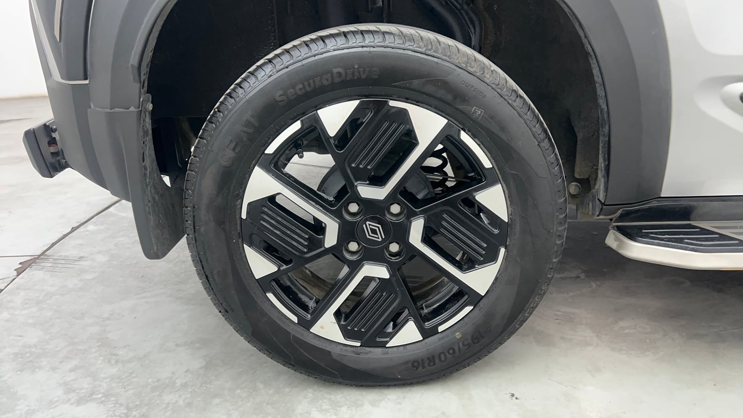 Used 2026 Renault Kiger Emotion MT Petrol Manual tyres RIGHT REAR TYRE RIM VIEW
