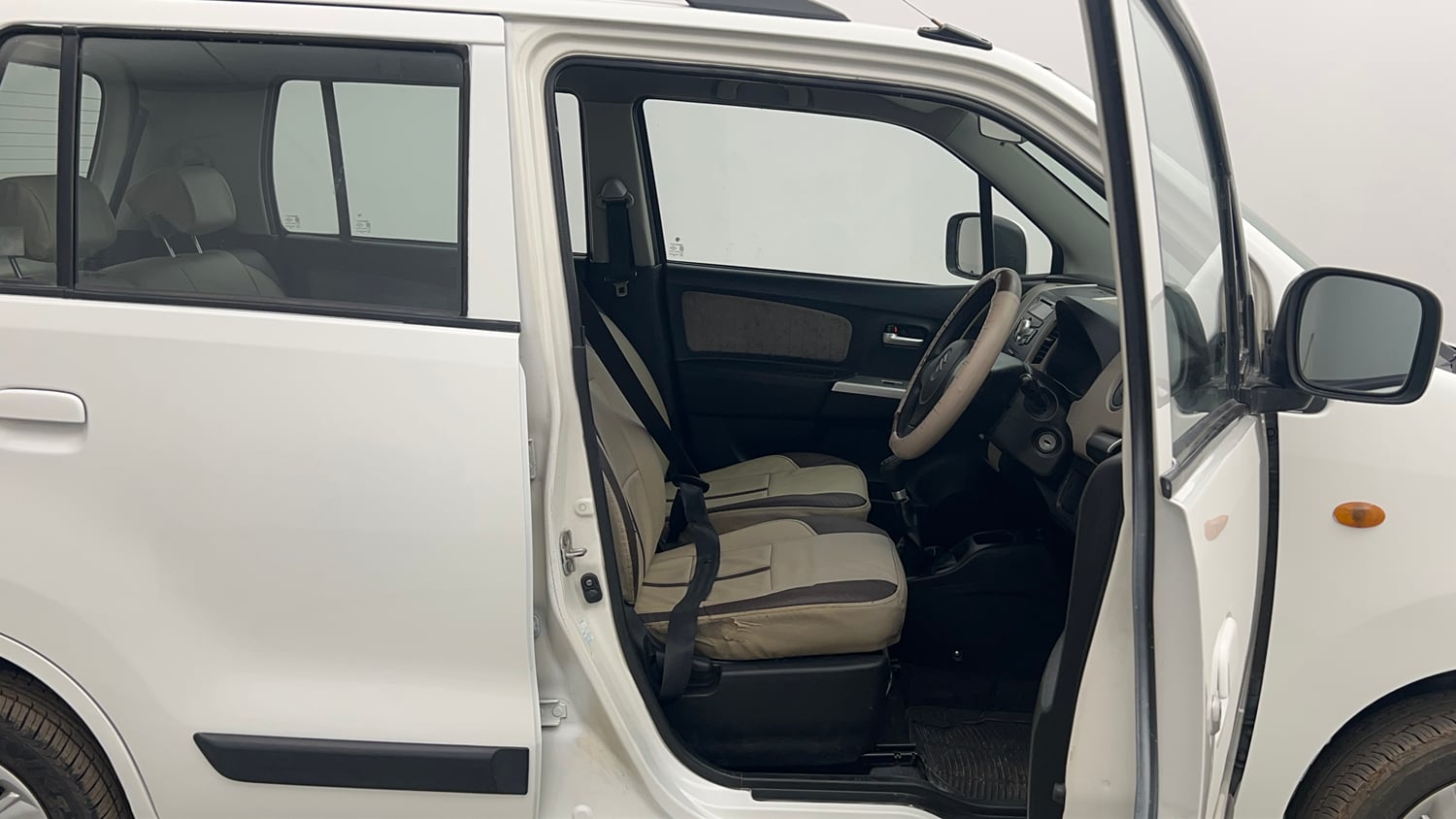 Used 2014 Maruti Suzuki Wagon R VXI Petrol Manual interior RIGHT SIDE FRONT DOOR CABIN VIEW