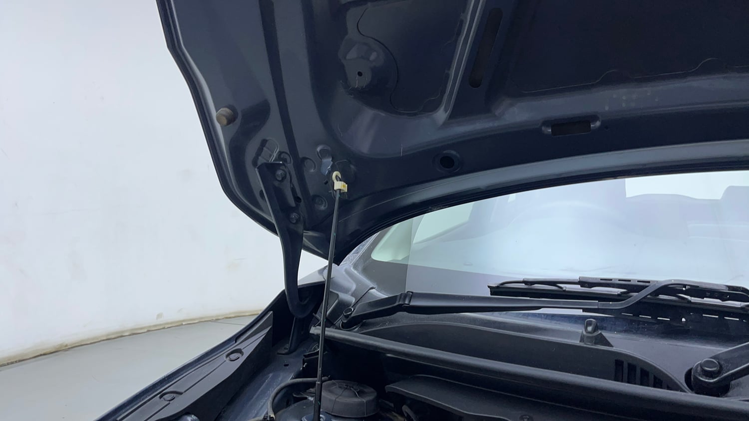 Used 2022 Maruti Suzuki Baleno Delta MT Petrol Manual engine ENGINE RIGHT SIDE HINGE & APRON VIEW