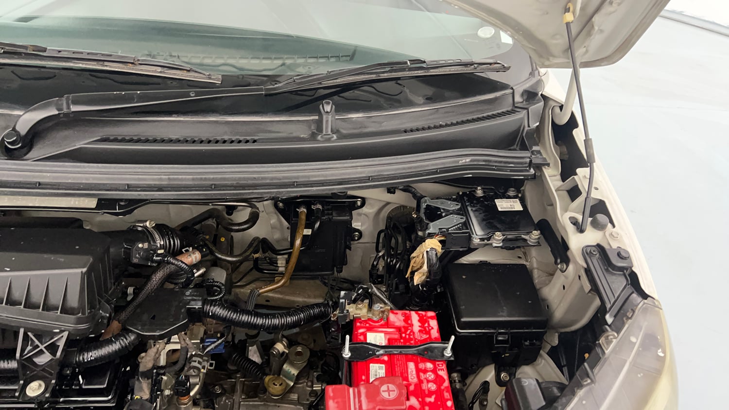 Used 2022 Maruti Suzuki Wagon R VXI 1.0 Petrol Manual engine ENGINE LEFT SIDE HINGE & APRON VIEW