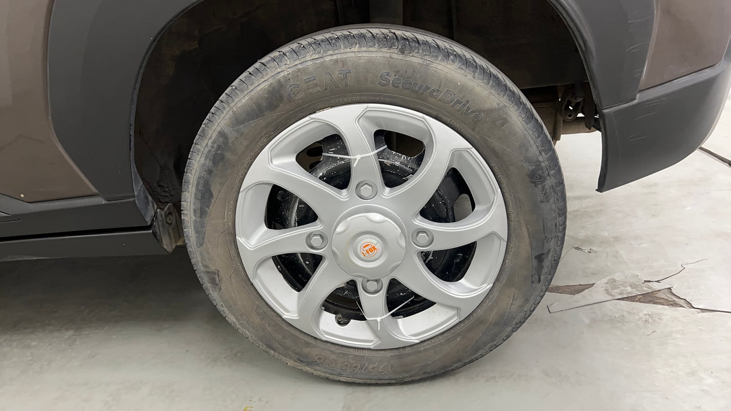 Used 2023 Nissan Magnite XE Petrol Manual tyres LEFT REAR TYRE RIM VIEW