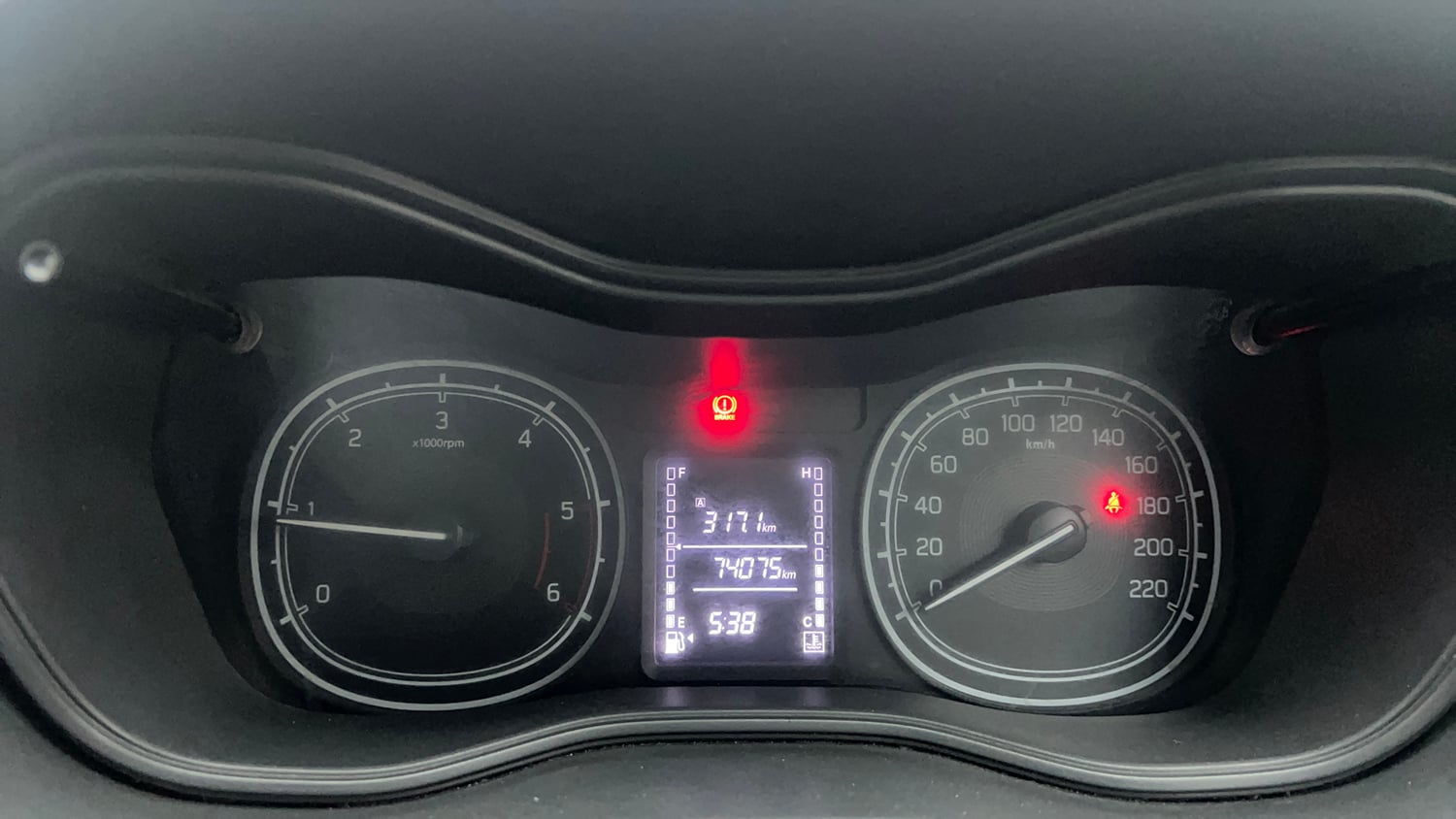 Used 2017 Maruti Suzuki Vitara Brezza VDi (O) Diesel Manual interior CLUSTERMETER VIEW