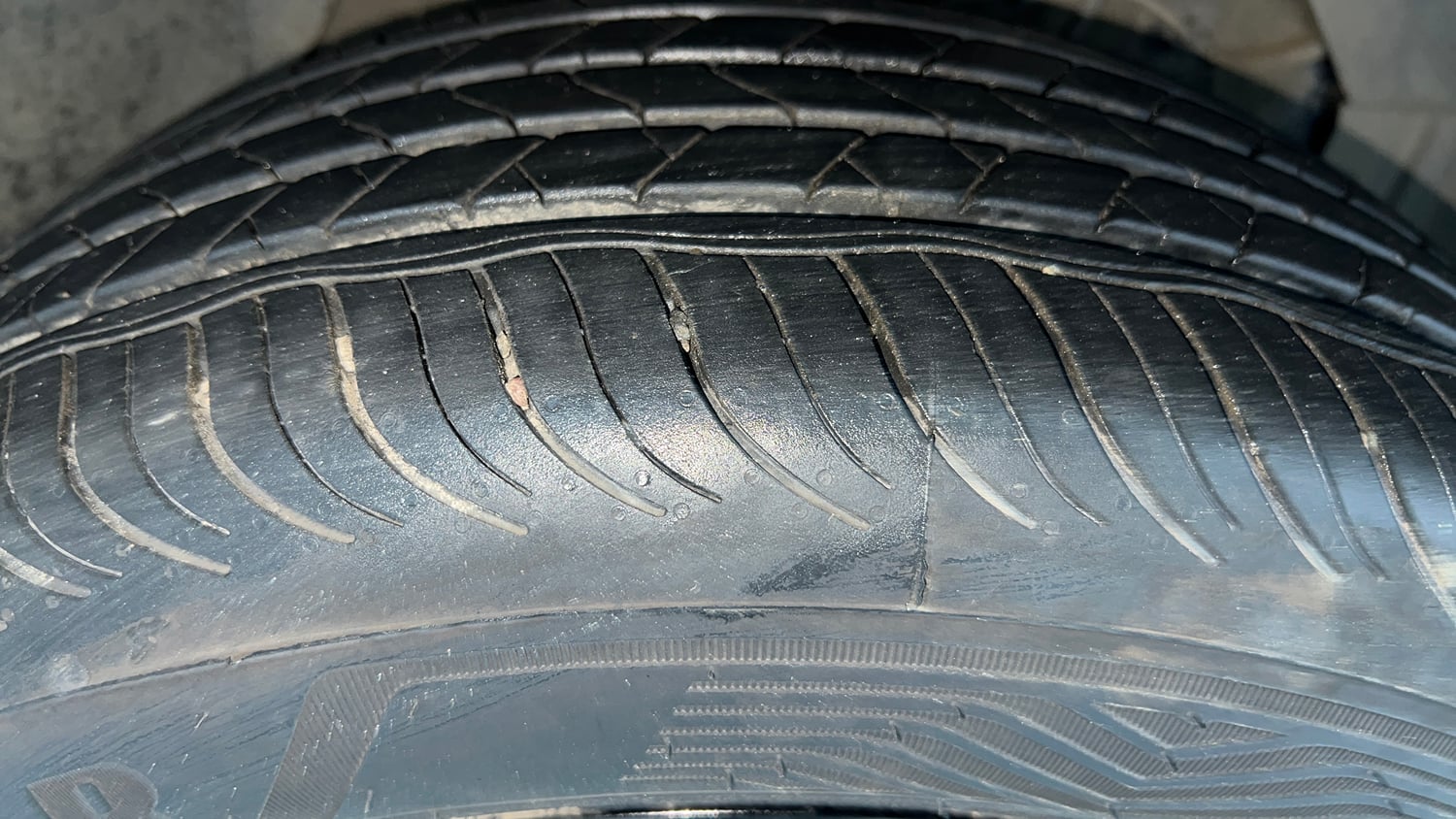 Used 2021 Maruti Suzuki Vitara Brezza ZXi AT SHVS Petrol Automatic tyres RIGHT FRONT TYRE TREAD VIEW