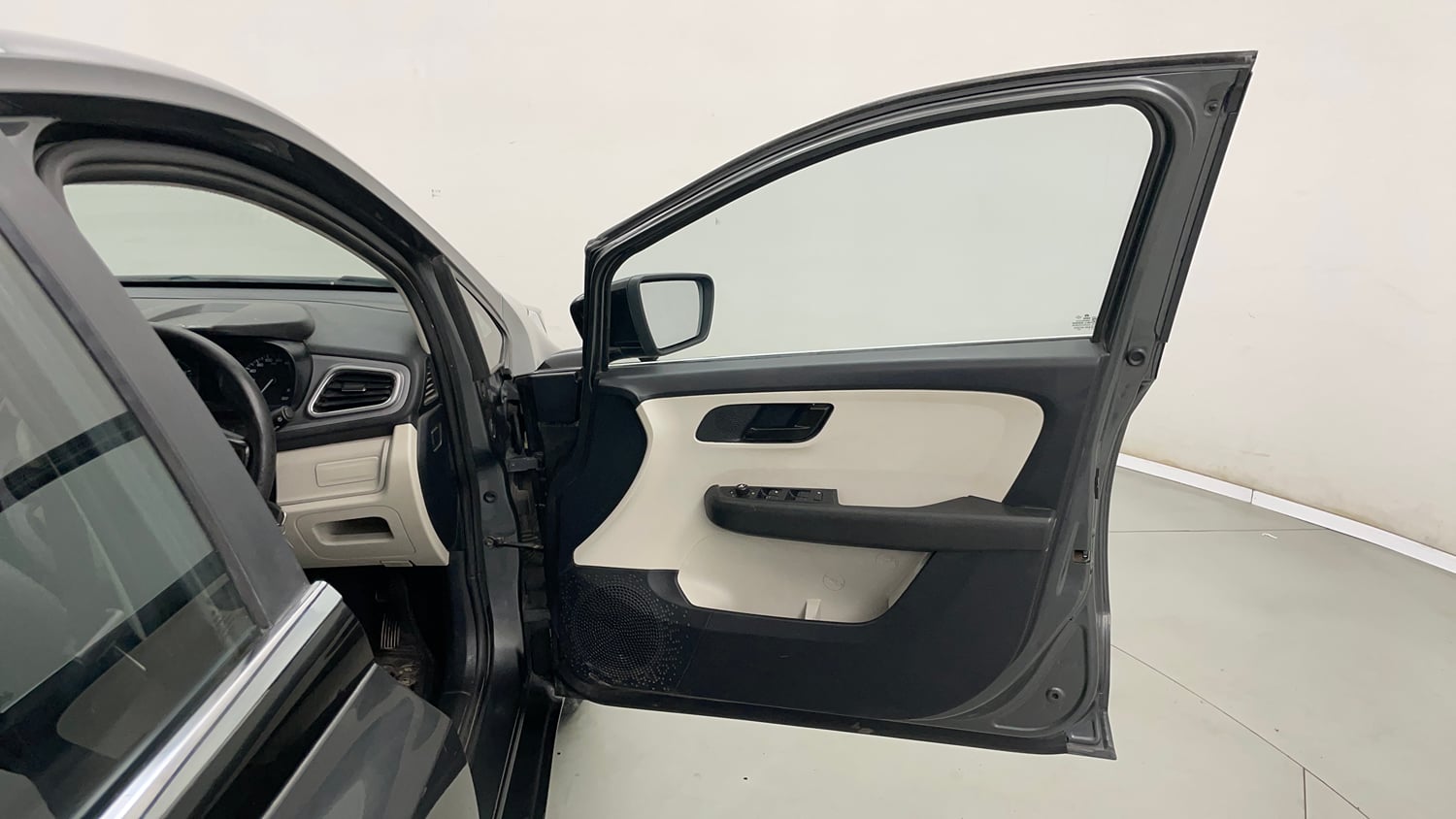 Used 2022 Tata Altroz XM Plus Petrol Petrol Manual interior RIGHT FRONT DOOR OPEN VIEW
