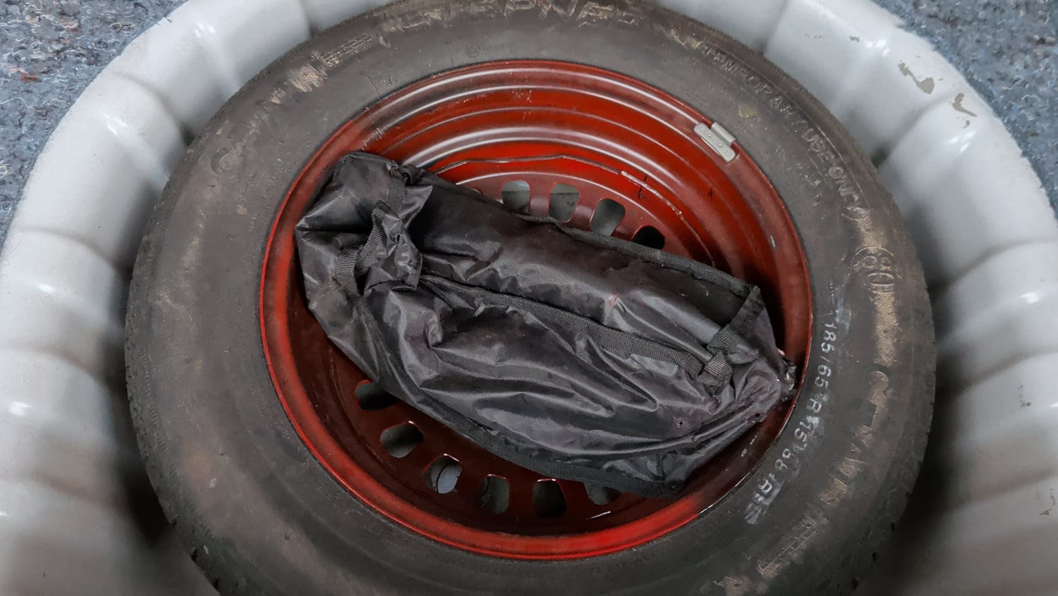 Used 2023 Nissan Magnite XL Petrol Manual tyres SPARE TYRE VIEW