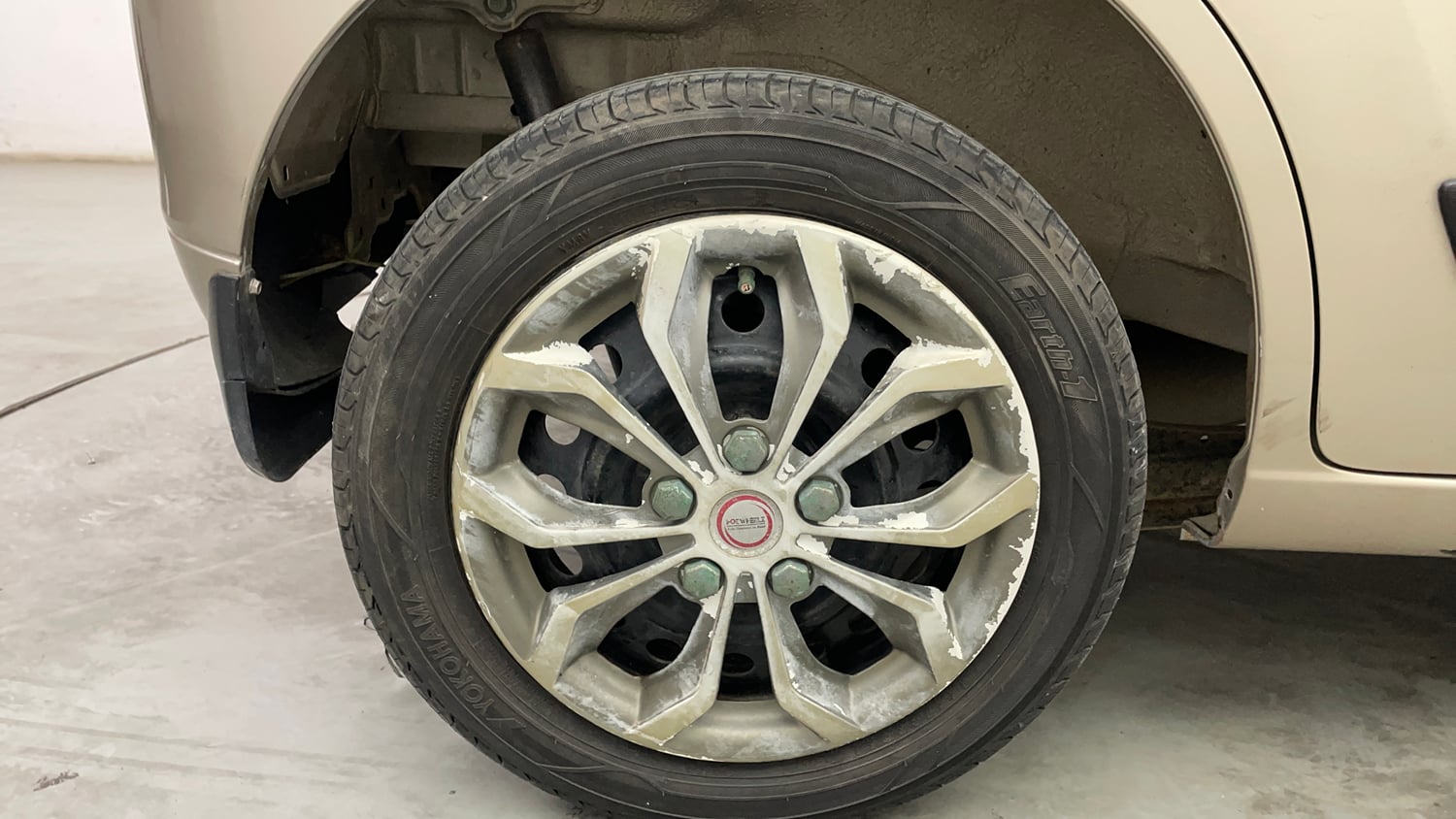 Used 2016 Maruti Suzuki Wagon R VXI Petrol Manual tyres RIGHT REAR TYRE RIM VIEW