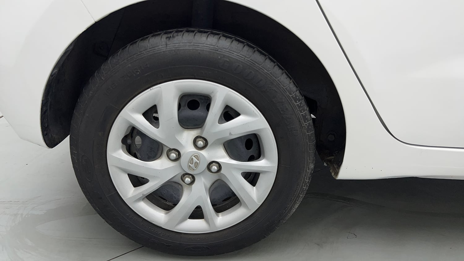 Used 2018 Hyundai Grand i10 Magna 1.2 Kappa VTVT Petrol Manual tyres RIGHT REAR TYRE RIM VIEW