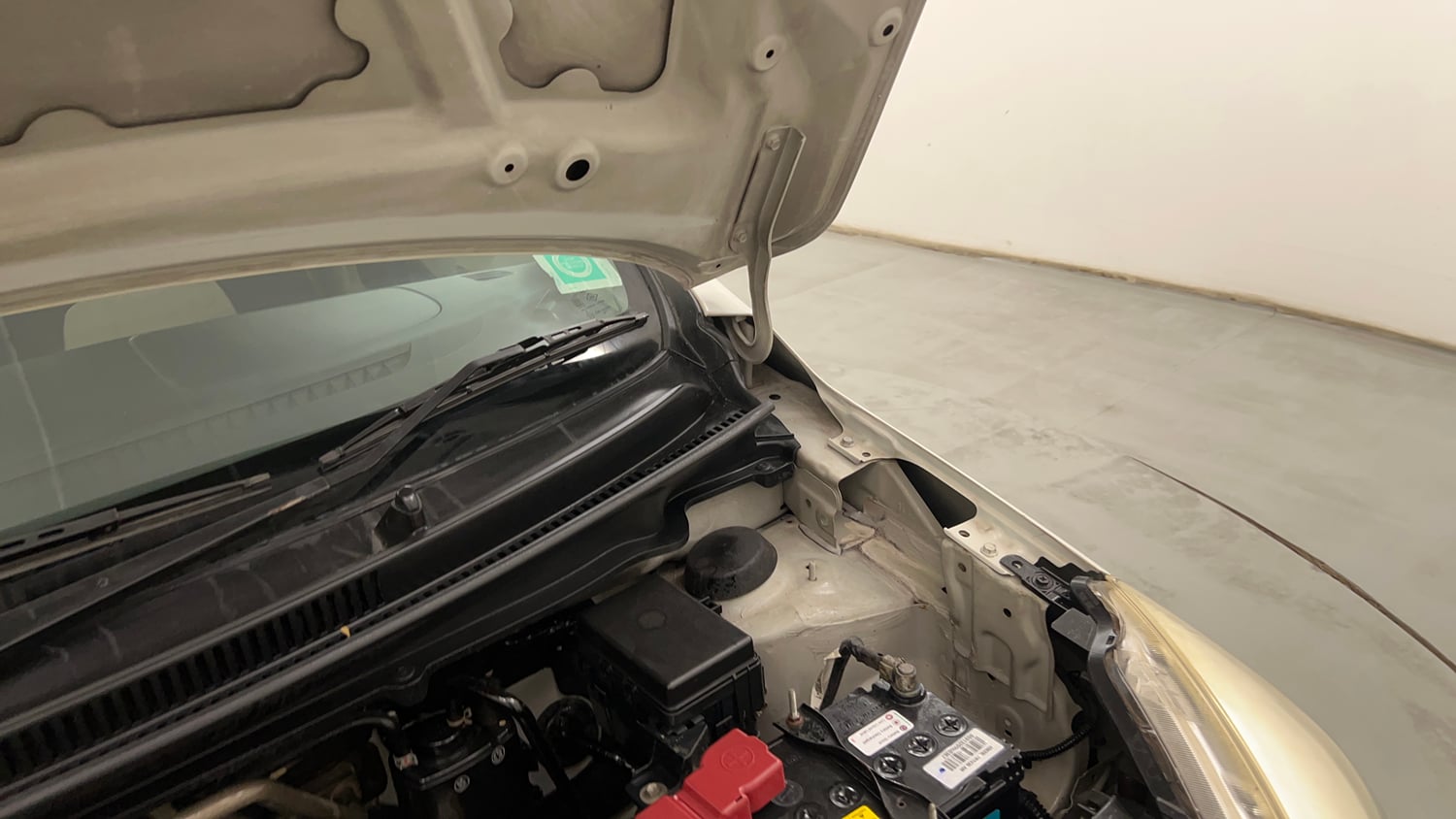 Used 2015 Maruti Suzuki Celerio VXi AMT Petrol Automatic engine ENGINE LEFT SIDE HINGE & APRON VIEW