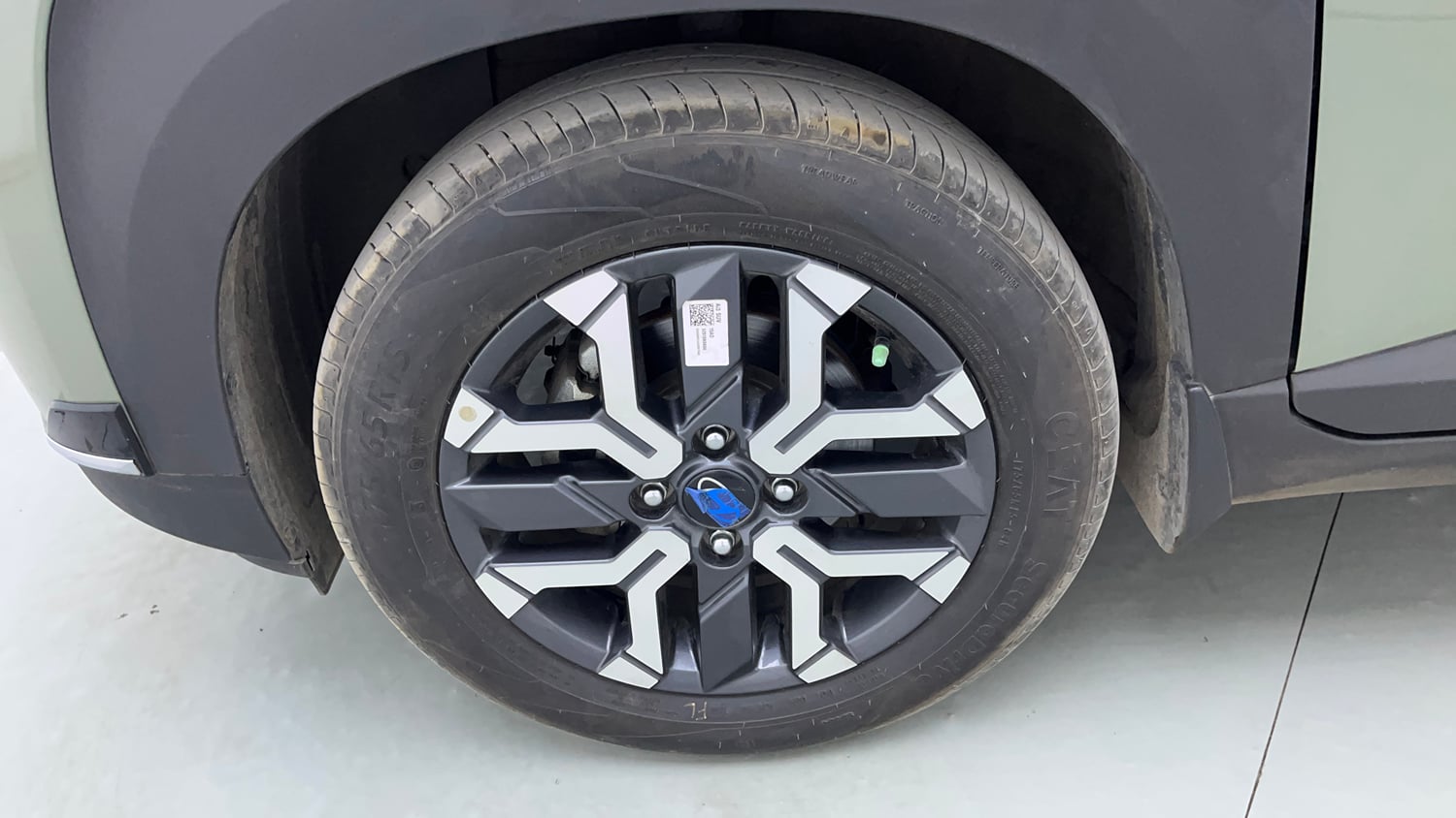 Used 2024 Hyundai Exter SX 1.2 MT Dual Tone Petrol Manual tyres LEFT FRONT TYRE RIM VIEW