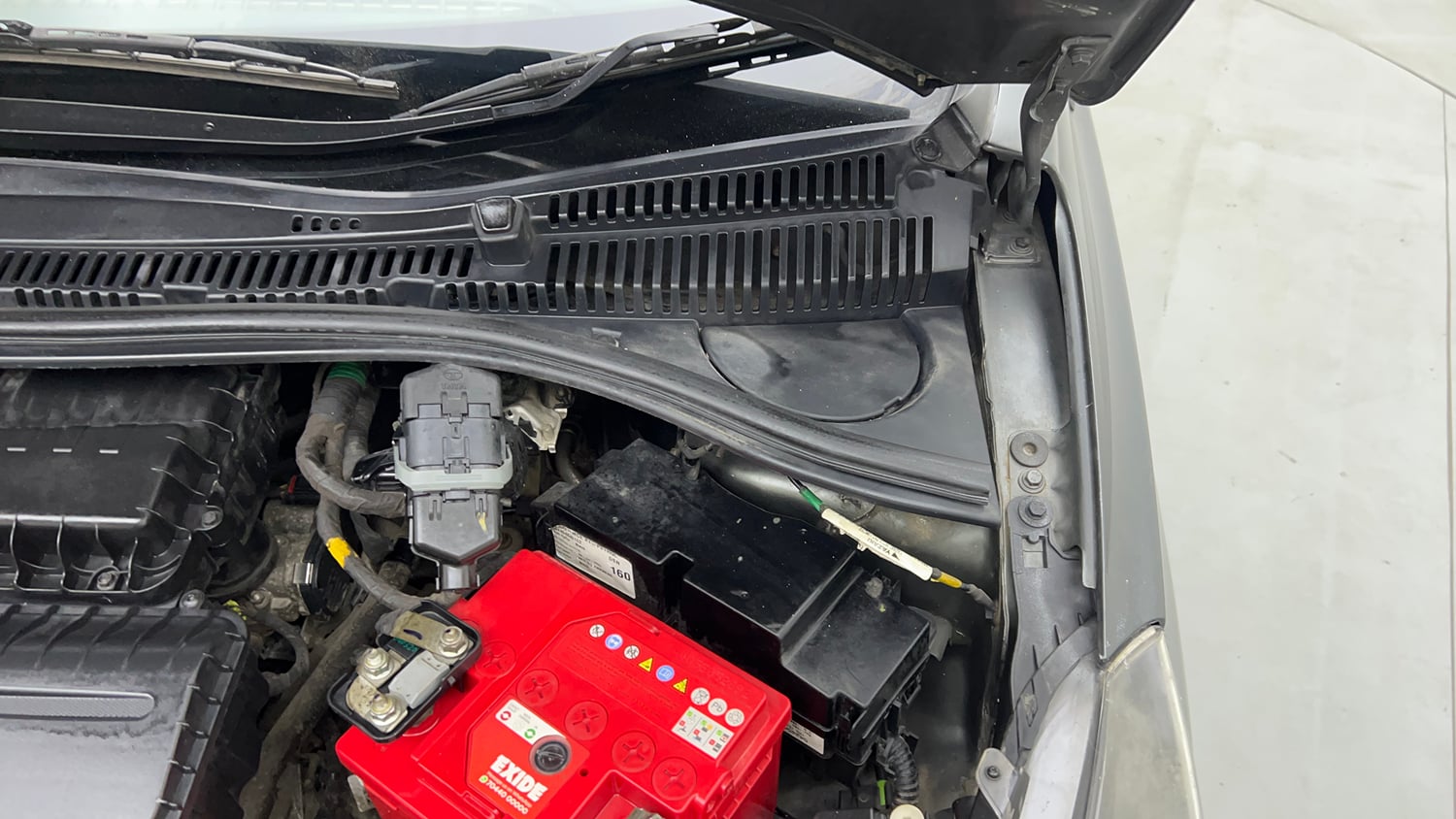 Used 2020 Tata Tiago XT Petrol Manual engine ENGINE LEFT SIDE HINGE & APRON VIEW