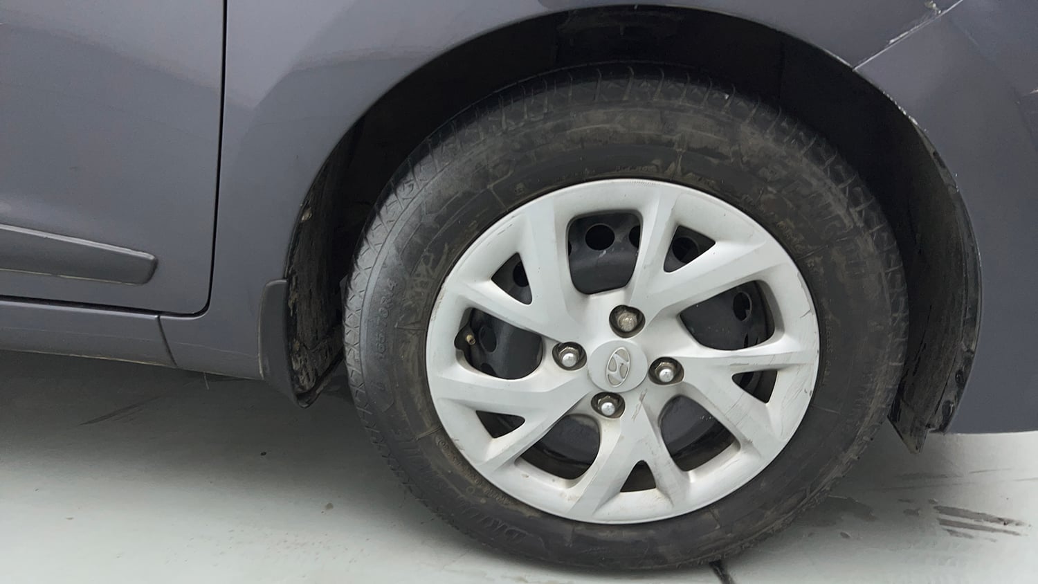 Used 2018 Hyundai Grand i10 Sportz 1.2 Kappa VTVT Petrol Manual tyres RIGHT FRONT TYRE RIM VIEW