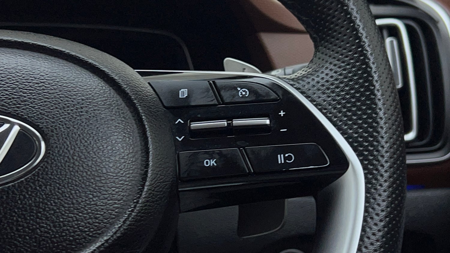 Used 2022 Hyundai Alcazar Signature (O) 6 STR 2.0 Petrol AT Petrol Automatic top_features Cruise control