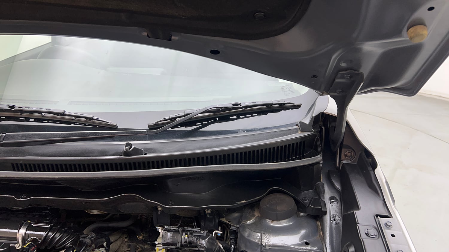 Used 2021 Maruti Suzuki XL6 Zeta MT Petrol Petrol Manual engine ENGINE LEFT SIDE HINGE & APRON VIEW