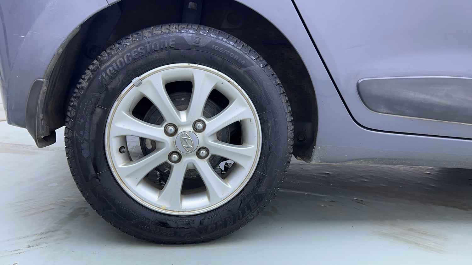 Used 2015 Hyundai Grand i10 Asta AT 1.2 Kappa VTVT Petrol Automatic tyres RIGHT REAR TYRE RIM VIEW