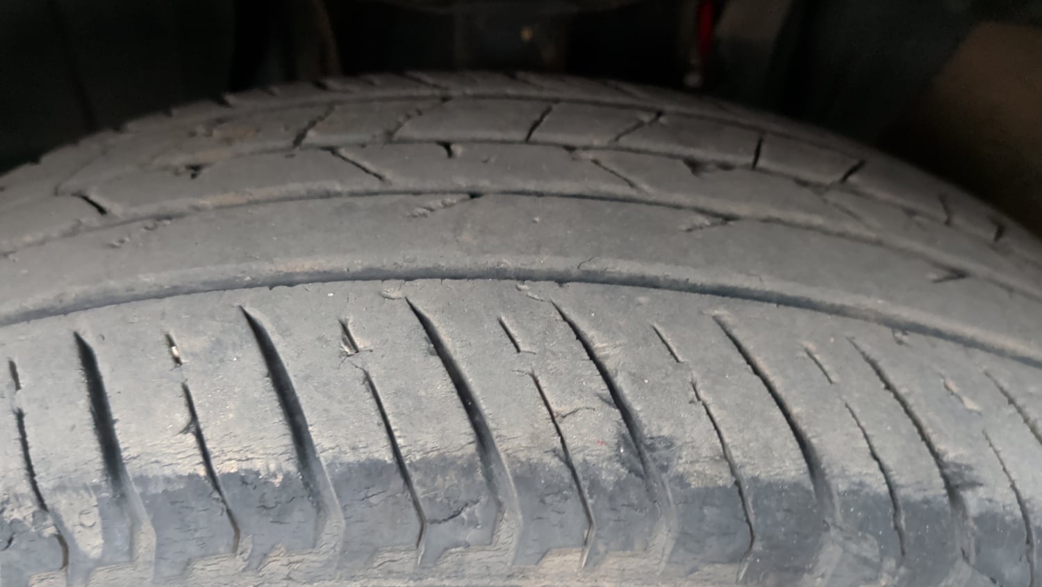 Used 2023 Nissan Magnite XL Petrol Manual tyres LEFT FRONT TYRE TREAD VIEW