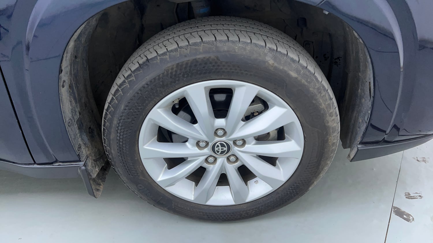 Used 2023 Toyota Innova Hycross VX Hybrid 7 STR Hybrid Automatic tyres RIGHT FRONT TYRE RIM VIEW