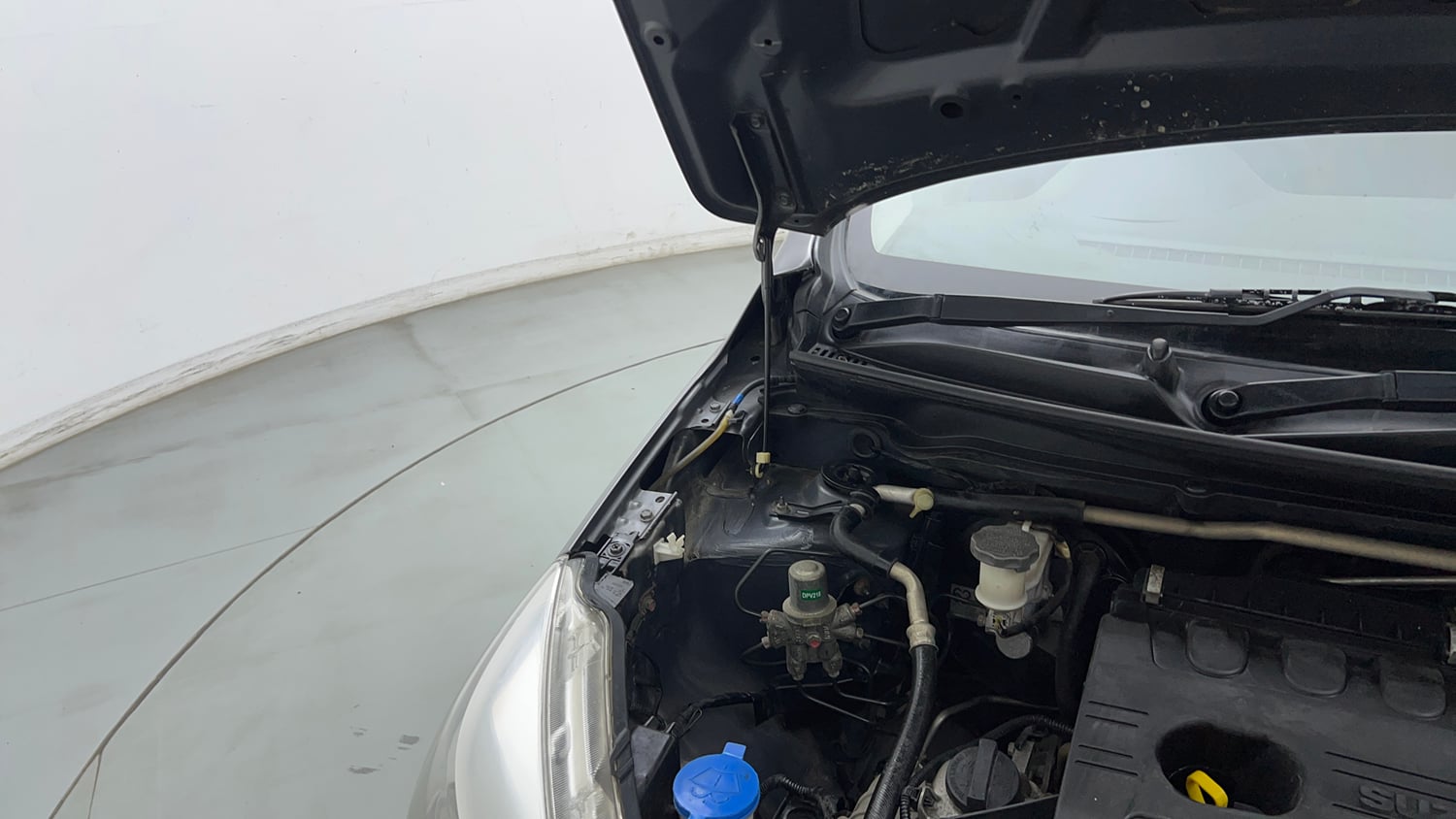 Used 2018 Maruti Suzuki Celerio VXi AMT Petrol Automatic engine ENGINE RIGHT SIDE HINGE & APRON VIEW