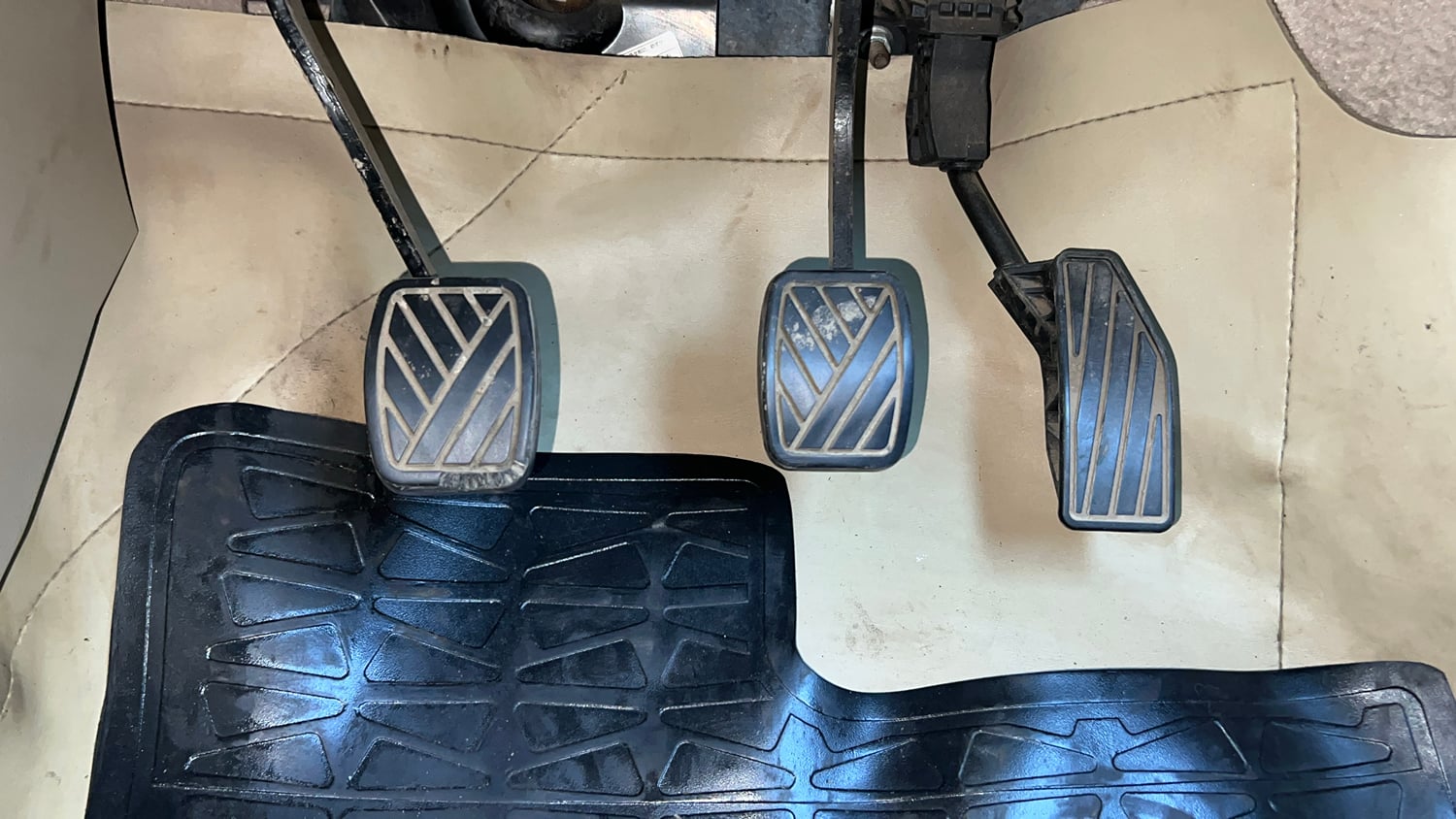 Used 2018 Maruti Suzuki Dzire VXi Petrol Manual interior PEDALS VIEW