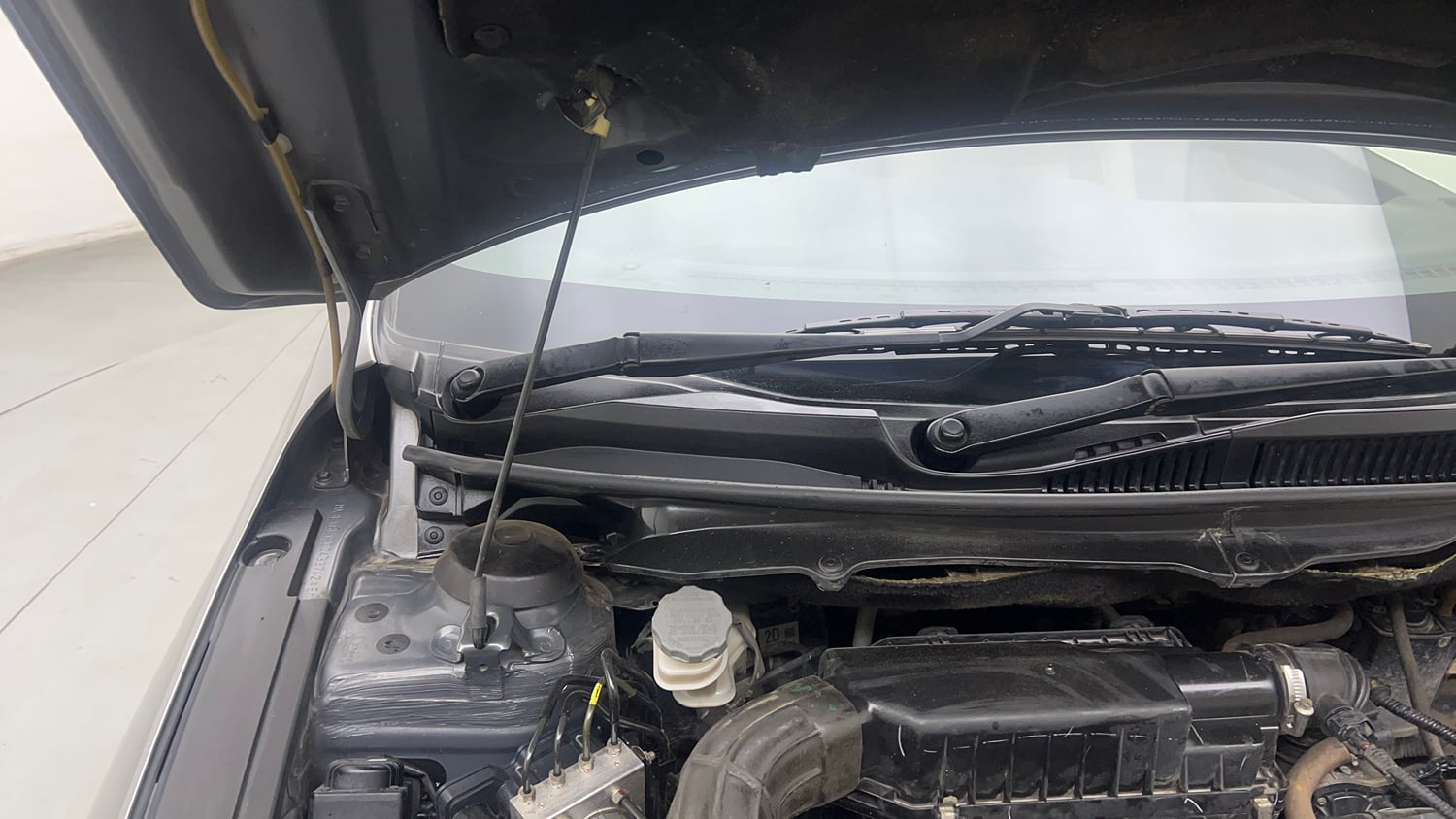 Used 2021 Maruti Suzuki Ciaz Alpha 1.5 AT Petrol Automatic engine ENGINE RIGHT SIDE HINGE & APRON VIEW