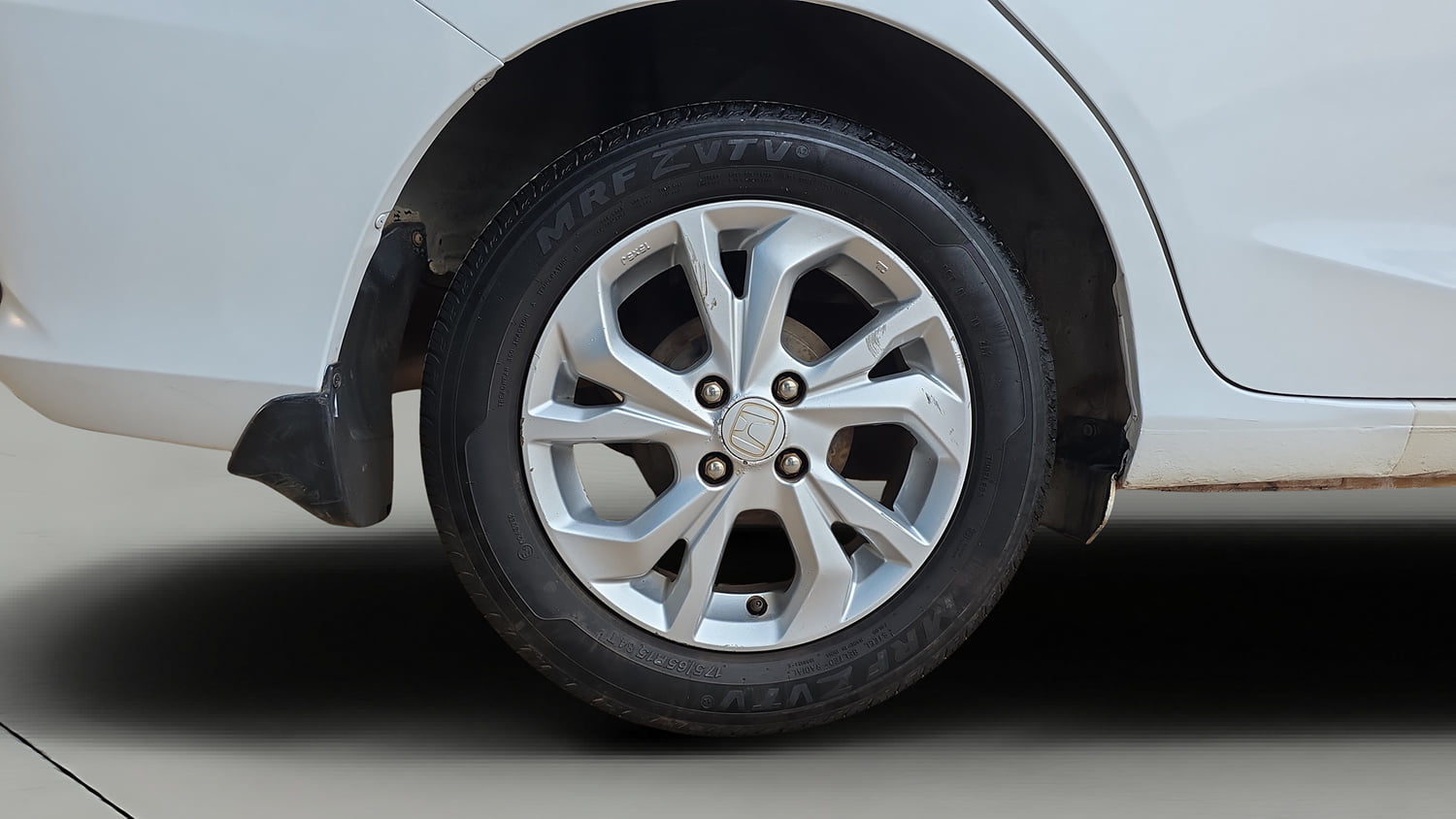 Used 2019 Honda Amaze 1.2 V CVT Petrol Petrol Automatic tyres RIGHT REAR TYRE RIM VIEW