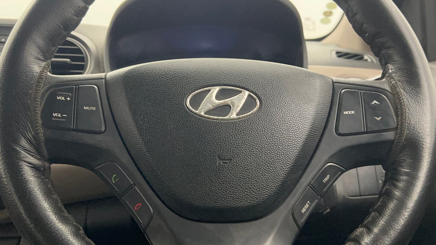 Used 2014 Hyundai Xcent S 1.2 Petrol Manual top_features Steering mounted controls