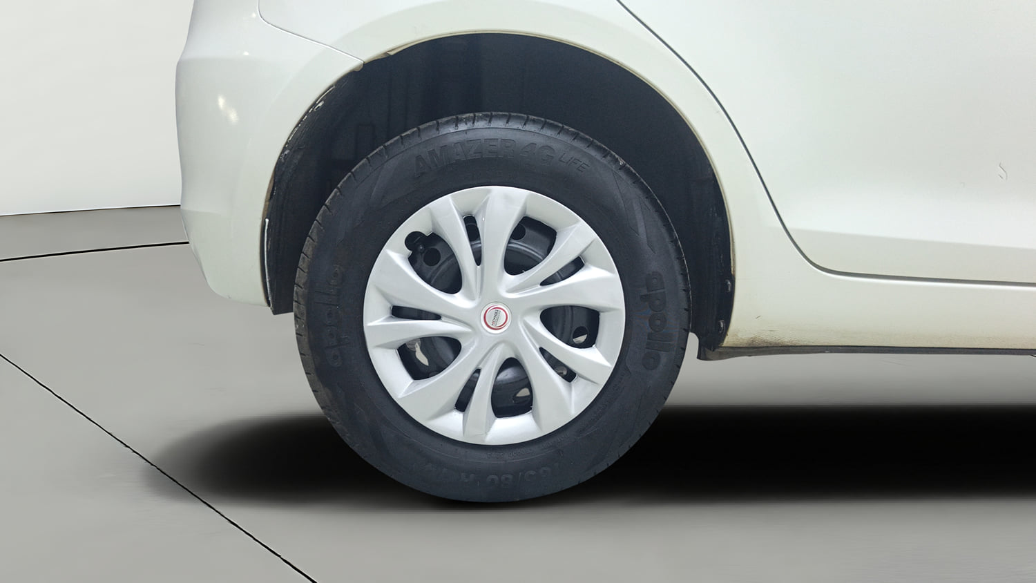 Used 2015 Maruti Suzuki Swift VDi Diesel Manual tyres RIGHT REAR TYRE RIM VIEW