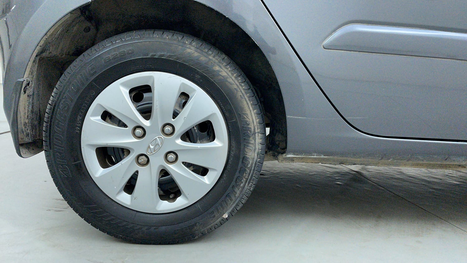 Used 2013 Hyundai i10 Sportz 1.2 AT Kappa2 Petrol Automatic tyres RIGHT REAR TYRE RIM VIEW