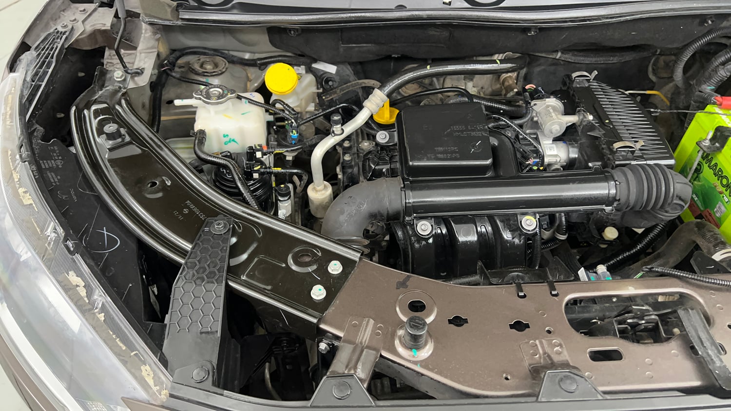 Used 2023 Nissan Magnite XE Petrol Manual engine ENGINE RIGHT SIDE VIEW