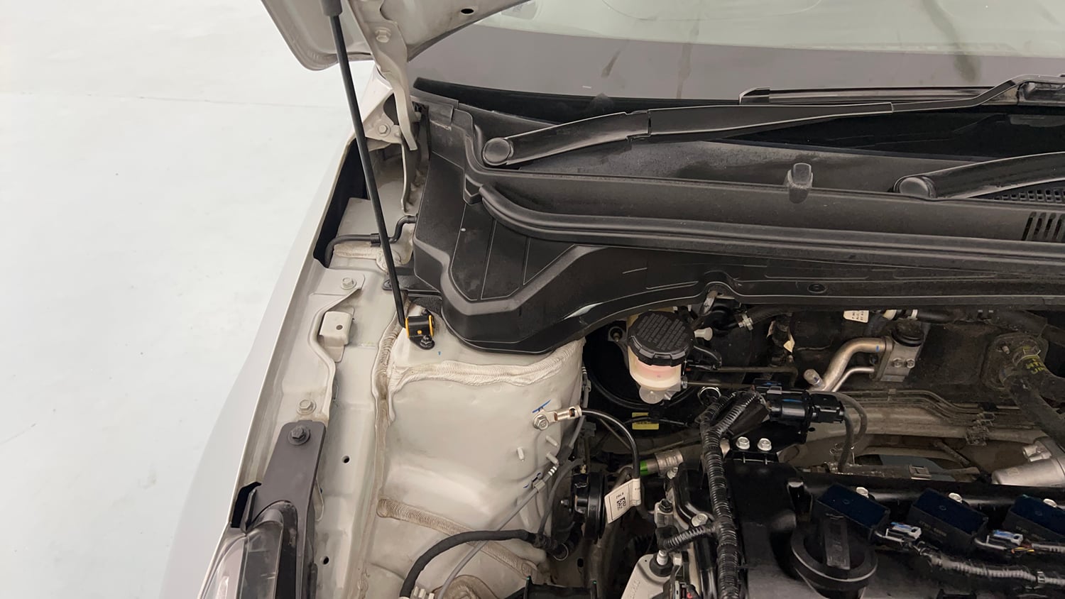 Used 2023 Hyundai i20 Asta (O) 1.2 IVT Petrol Automatic engine ENGINE RIGHT SIDE HINGE & APRON VIEW