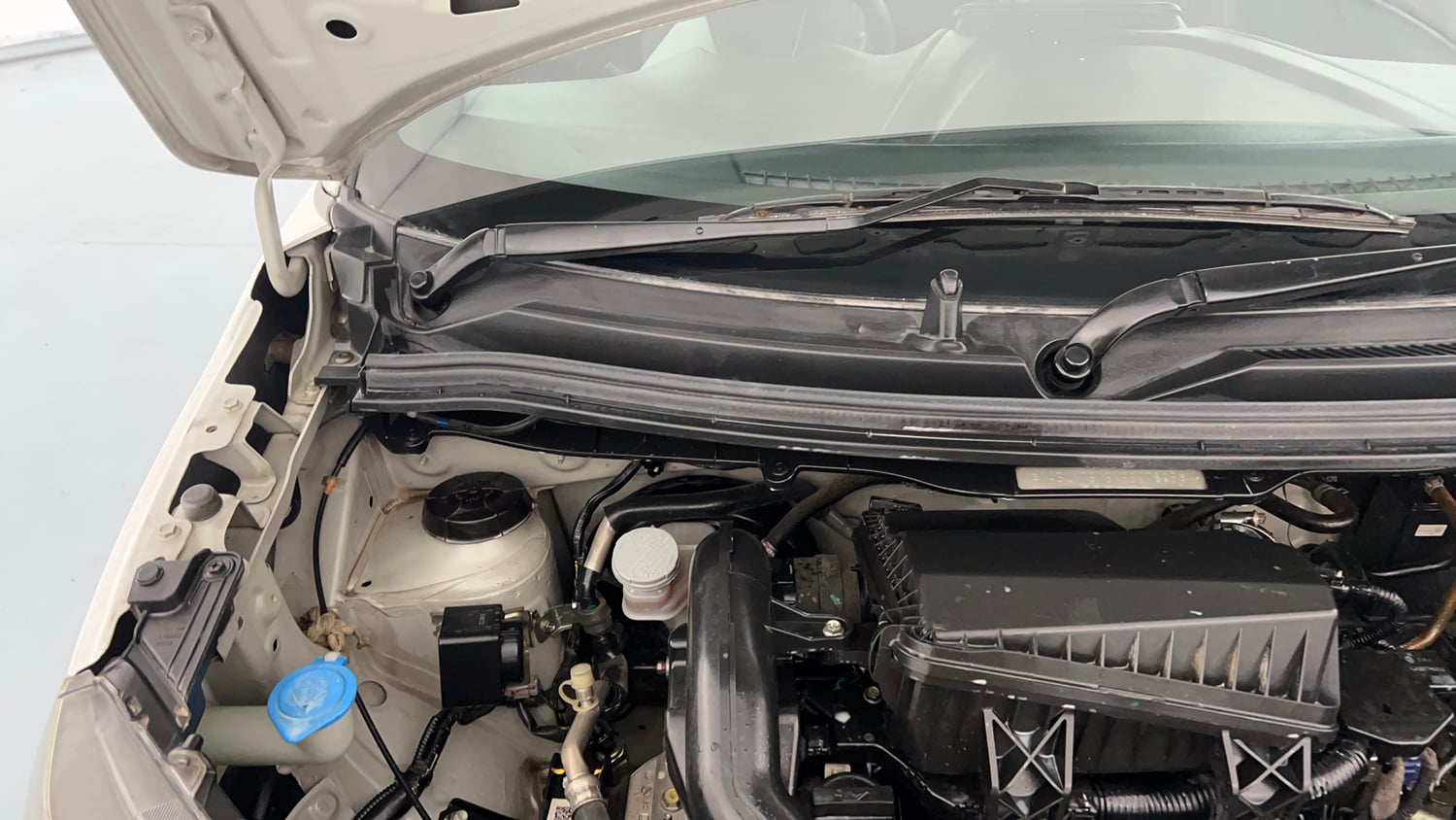 Used 2022 Maruti Suzuki Wagon R VXI 1.0 Petrol Manual engine ENGINE RIGHT SIDE HINGE & APRON VIEW