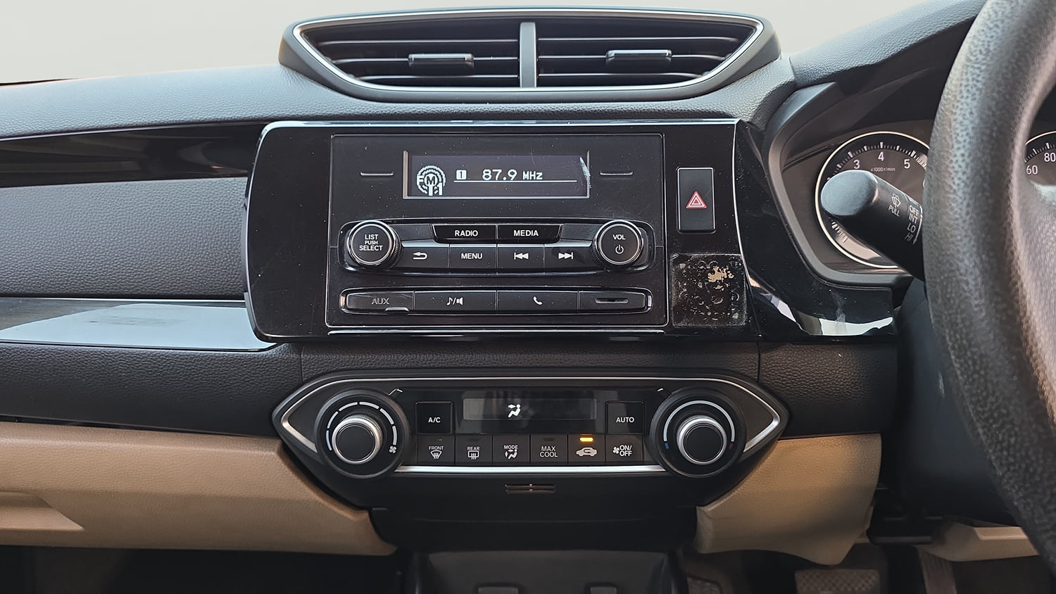 Used 2019 Honda Amaze 1.2 V CVT Petrol Petrol Automatic interior MUSIC SYSTEM & AC CONTROL VIEW